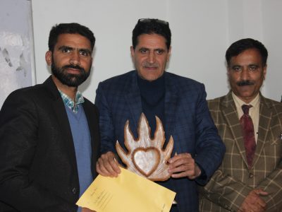 Dr. Mohammad felicitated during one day work shop Dr. Mohammad receiving Momento k shop on LOCF